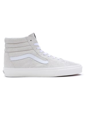 Zapatillas altas en ante gris claro con acentos blancos, que presentan una superficie texturizada, cordones planos blancos y una suela de goma.