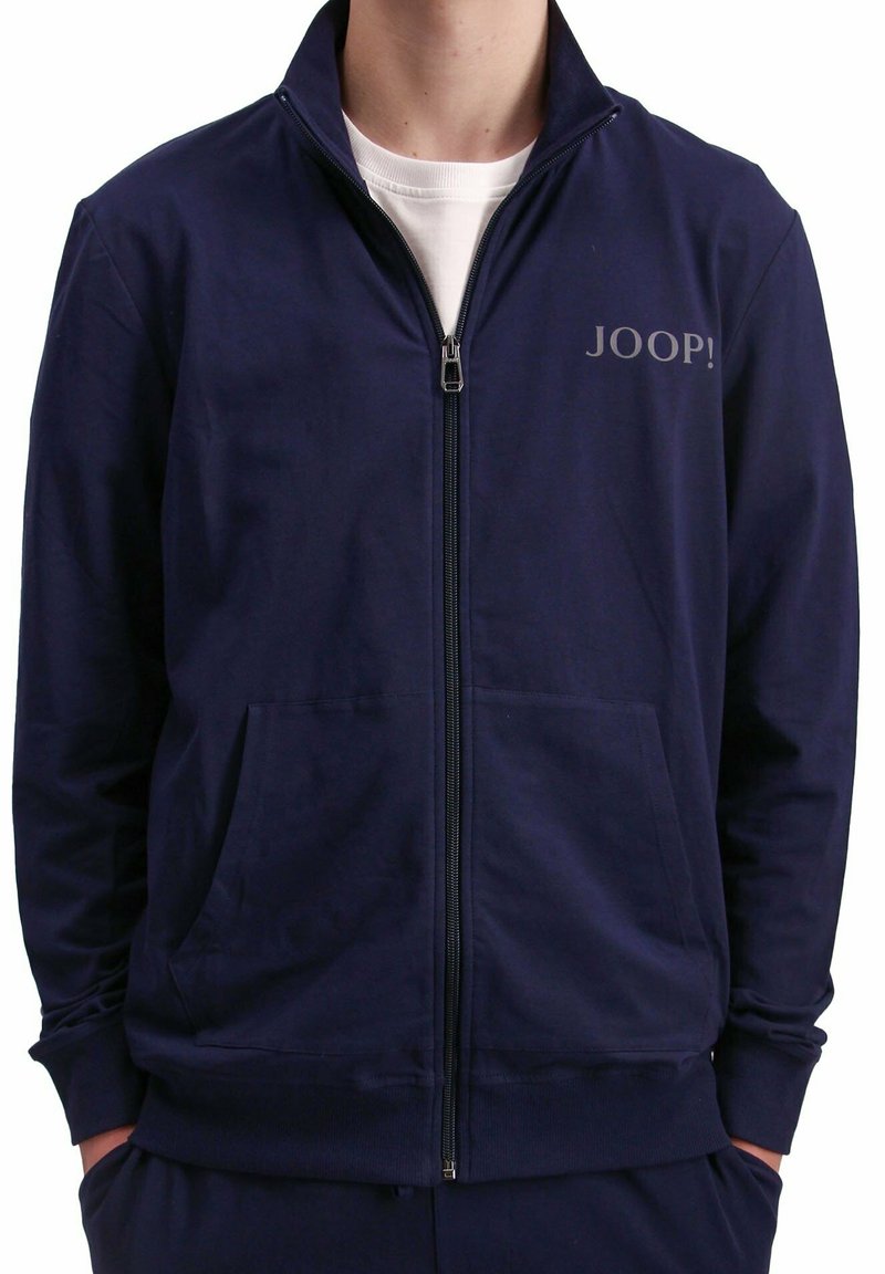 Giacca zip-up blu navy realizzata in misto cotone, con colletto alto, due tasche frontali e stampa logo grigia sul lato sinistro del petto.