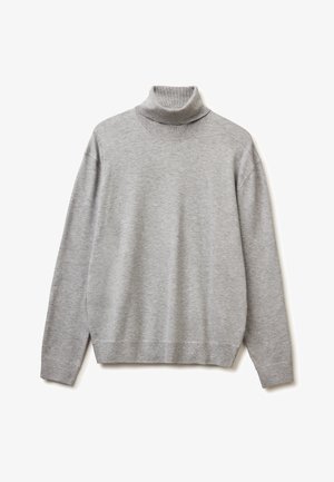 Szary sweter z golfem wykonany z miękkiej dzianiny, o luźnym kroju, z długimi rękawami oraz ściągaczami przy dekolcie i mankietach.