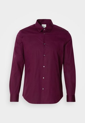 Pikkade varrukatega, tumepunane nupuga särk, mis on valmistatud siledast kangast, millel on klassikaline krae ja peen logo rinnal koos sobivate nööpidega.