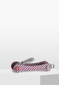 Multiverktyg i schweizisk armé-stil med handtag i rosa kolfiber, silvermetall-accenter och en logotyp. Kompakt design för enkel bärbarhet.