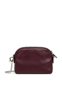 Borsa a pochette in pelle bordeaux dalla forma arrotondata, con hardware argentato e una tracolla a catena. Presenta una chiusura con zip e una texture liscia.