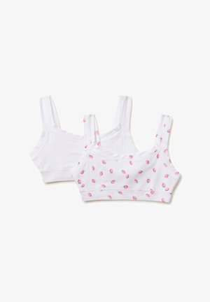 Dvě bílé bavlněné crop topy s širokými ramínky; jeden má růžový a modrý jahodový vzor, druhý je jednobílý.