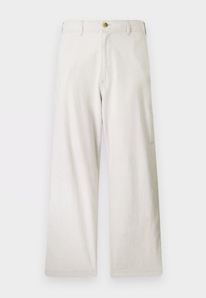 Beige platīni bikses, kas izgatavotas no kokvilnas, ar rāvējslēdzēju un vienas pogas aizdari. Iespējas priekšējās kabatas un teksturēta auduma apdare.