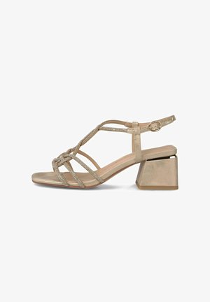 Sandale dorée à bout ouvert avec petit talon bloc, brides croisées ornées de strass et fermeture à boucle à la cheville sur fond blanc.