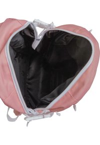 Rožinė audinio kuprinė su didele užtrauktuku uždaroma anga. Viduje yra juodas pamušalas ir tinkliniai kišenės. Prikabintas kietas plastikinis užtrauktuko traukiklis.
