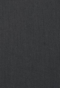 Tessuto grigio scuro con una finitura fine e texture. La superficie appare resistente e liscia, senza motivi o accenti visibili.