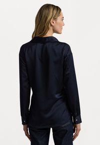 Marine satijnen overhemd met lange mouwen, een klassieke kraag en omgeslagen polsen, met een gladde textuur en een relaxte pasvorm.