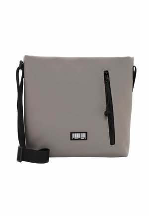 Sac à bandoulière rectangulaire gris avec une sangle noire réglable, une poche zippée diagonale et une petite étiquette code-barres noire et blanche à l'avant.