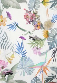 Bloemrijke stof met levendige bloemen en groene bladeren met subtiele details. Bevat kleine geïllustreerde roze en zwarte auto’s tussen de patronen.