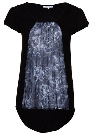 Blouse noire à manches courtes avec un panneau plissé à motifs floraux gris à l'avant. Encolure arrondie et ourlet incurvé à l'arrière. Texture de tissu douce.