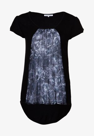 Zwarte blouse met korte mouwen en een geplooid grijs bloemenpaneel aan de voorkant. Rond halslijn en afgeronde zoom aan de achterkant. Zachte stoftextuur.