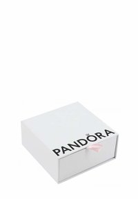 Boîte à bijoux blanche avec un tiroir coulissant, comportant "PANDORA" en gras noir et un onglet de tirage en ruban rose. Surface lisse.