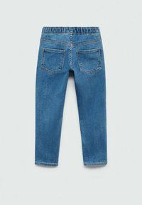 Modré denimové džíny s elastickým pasem, které mají dvě zadní kapsy a rovný střih. Látka má hladkou, mírně opotřebovanou strukturu.