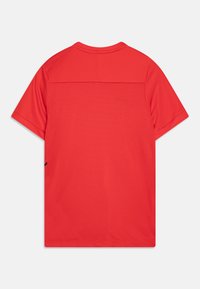 Camiseta deportiva roja de manga corta con panel de tela de malla en la espalda y tela sólida en los hombros y mangas, vista desde atrás.