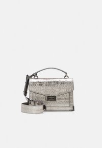 Piccola borsa a tracolla in argento metallizzato con texture effetto coccodrillo, manico superiore, patta anteriore, chiusura a fibbia e tracolla removibile su sfondo bianco.