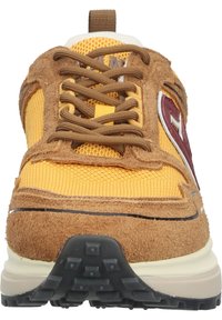Braune Wildleder- und gelbe Netzsneaker mit braunen Schnürsenkeln, Logodetail und Gummisohle mit Traktionsmustern.