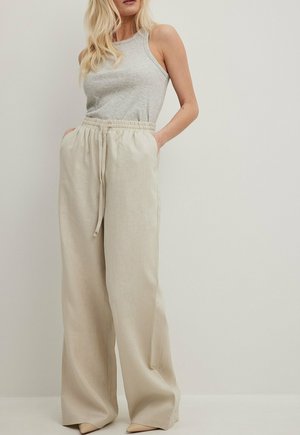 NA-KD MIT ELASTISCHEM BUND - Nohavice - beige
