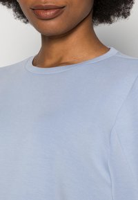 someday. UNNEA - Camisola - humble blue