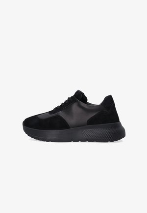 Schwarze Sneakers aus einer Kombination von glattem Leder und Wildleder, runde Zehenform, strukturierte Außensohle und Schnürung mit gepolstertem Kragen.