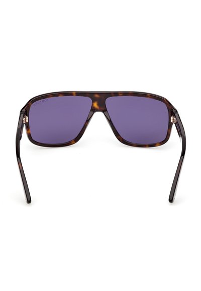 Lunettes de soleil carrées à monture écaille avec des verres violet foncé et un pont large, vues de face sur un fond blanc.