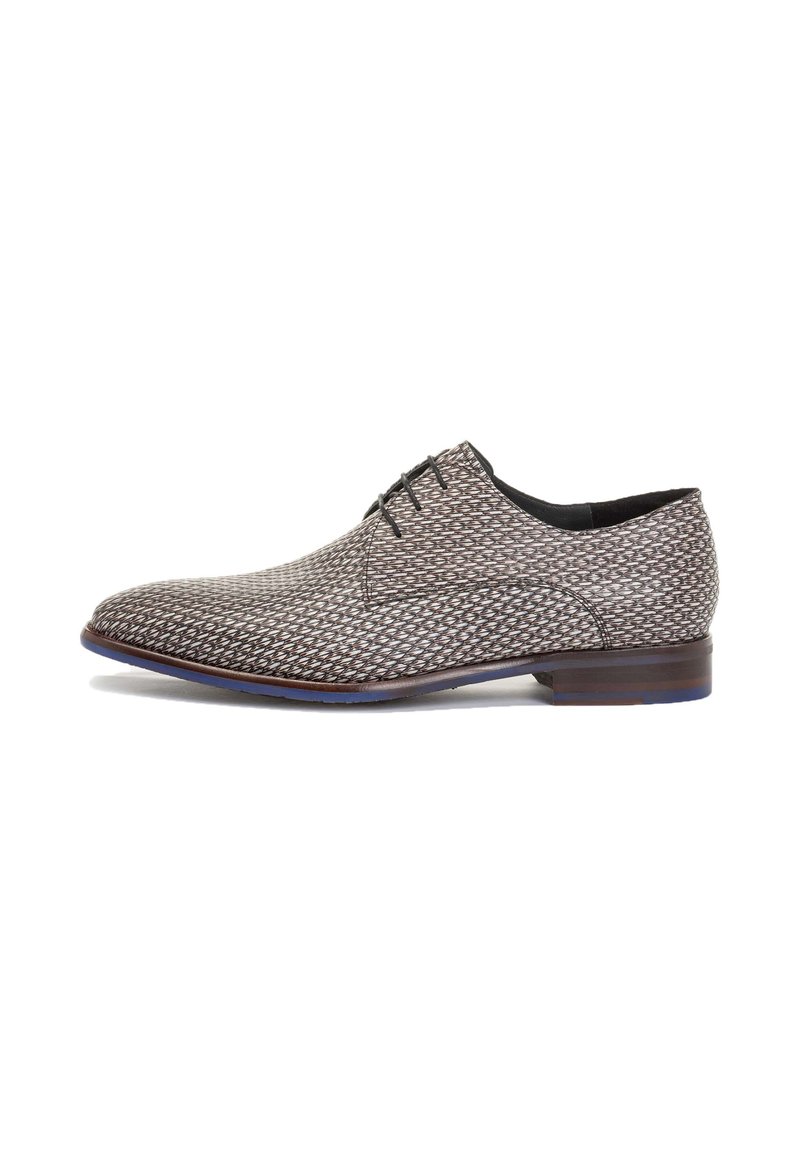 Schnürschuhe mit einer strukturierten, gemusterten Oberseite in Beige- und Brauntönen, die eine schlanke Silhouette und einen moderaten Absatz aufweisen.