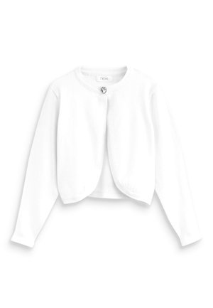 Biały krótki sweterek z długim rękawem, z jednym ozdobnym guzikiem przy dekolcie, zaokrąglonym brzegiem i gładką, dzianą fakturą.