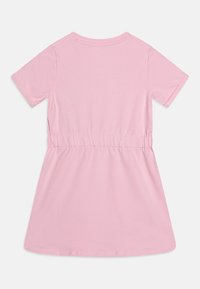 Kleines rosa Kleid aus weichem Stoff. Es hat kurze Ärmel, einen runden Halsausschnitt und einen elastischen Taillenbund für eine lässige Passform.