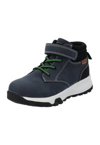 Zapatilla de media caña azul oscuro con acentos negros, cordones verdes, tira de velcro, cuello acolchado y suela de goma texturizada.