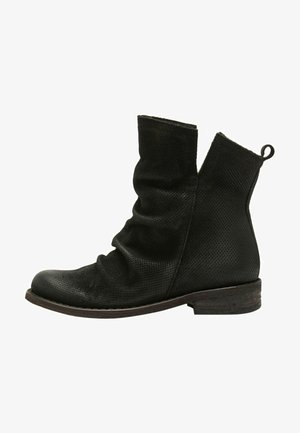 Schwarze Knöchelstiefel mit einem strukturierten, perforierten Lederobermaterial, lässigem Design, niedrigem Holzabsatz und einer Ziehhilfe hinten für einfaches Anziehen.