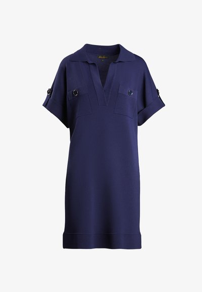 Rochie bleumarin cu maneci scurte, guler, decolteu adânc în V, buzunare cu nasturi pe piept și maneci răsucite cu prinderi pentru nasturi.