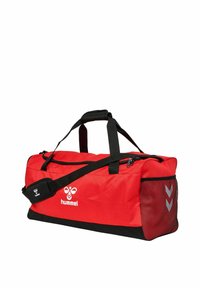 Bolsa de deporte roja con detalles negros, hecha de un material duradero. Cuenta con un compartimento principal con cremallera, una correa de hombro ajustable y un bolsillo lateral de malla.