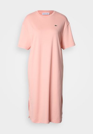 Lys rosa, kortermet t-skjortekjole med løs passform, rund halslinning, sidesplitter og en liten grønn Lacoste-logo på brystet.