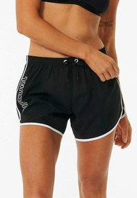 Shorts de bain noirs avec des accents blancs, dotés d'une taille élastique à cordon de serrage, de poches latérales et d'un logo sur l'ourlet gauche. Tissu lisse et léger.
