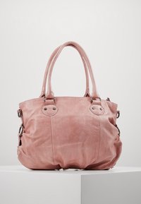 Różowa skórzana torba typu tote z dwoma zaokrąglonymi uchwytami, metalowymi ozdobami i lekko fakturowanym wykończeniem. Charakteryzuje się luźnym, miękkim kształtem.