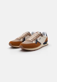 Sneakers bej și maro din materiale de suede și plasă, cu accente crem, detalii bleumarin și o talpă texturată din cauciuc.