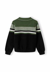 Gestrickter Pullover in Dunkelgrün und Schwarz, mit horizontalen Streifen in Hellgrau, Olivgrün und Weiß. Rippkragen und -bündchen.