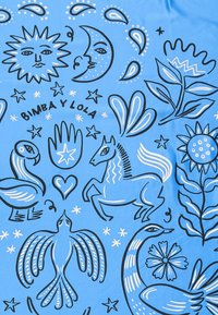 Tessuto blu con illustrazioni in linea nera di sole, luna, animali, fiori e forme astratte con il testo "BIMBA Y LOLA."