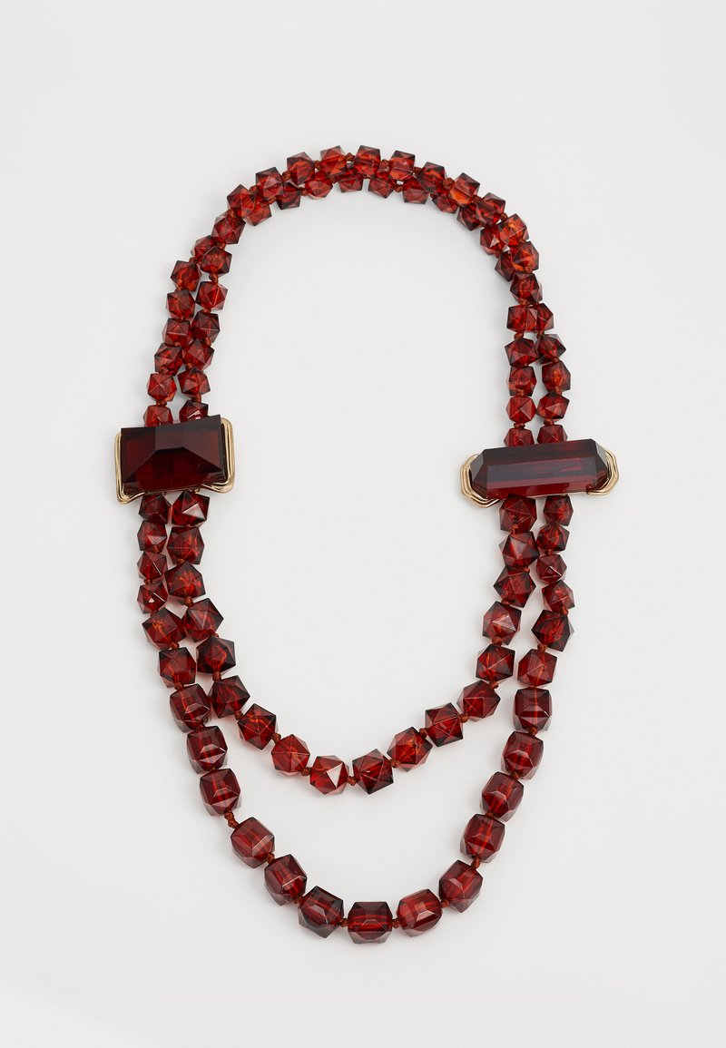 Collana di perle rosse con due fili di perle sfaccettate e dettagli rettangolari simili all'ambra, fissata con una chiusura in metallo dorato.