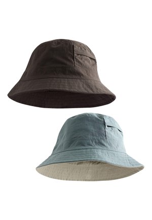 Twee bobhoeden, één donkerbruin en één lichtblauw met beige onderzijde, getoond op een witte achtergrond.