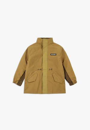 Brązowa kurtka z kapturem, zapinana na suwak z przodu, posiadająca dwie duże kieszenie, elastyczne mankiety oraz kontrastowy środkowy pasek z etykietą.