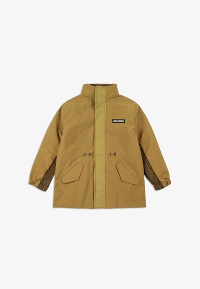 Veste à capuche marron avec fermeture éclair à l'avant, deux grandes poches, des poignets élastiques et une bande centrale contrastante avec une étiquette.
