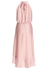 Robe sans manches en satin rose clair avec col halter noué en nœud, taille cintrée et ourlet à volants évasés, présentée sur fond blanc.