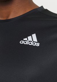 adidas Performance OWN THE RUN - T-shirt con stampa - black/silver