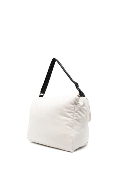 Borsa di tessuto bianca con una consistenza morbida e imbottita, dotata di una tracolla nera regolabile e di una forma rettangolare. Design minimalista con accenti sottili.