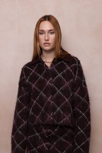 Jersey de color marrón burdeos con patrón de diamantes blancos, diseño con cuello, cierre de botones y tela texturizada. Realzado con un acabado suave.