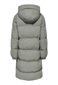 Manteau long rembourré en gris clair avec une capuche, design matelassé, poignets élastiques et détails cousus. Il a une longueur jusqu'au milieu des cuisses.