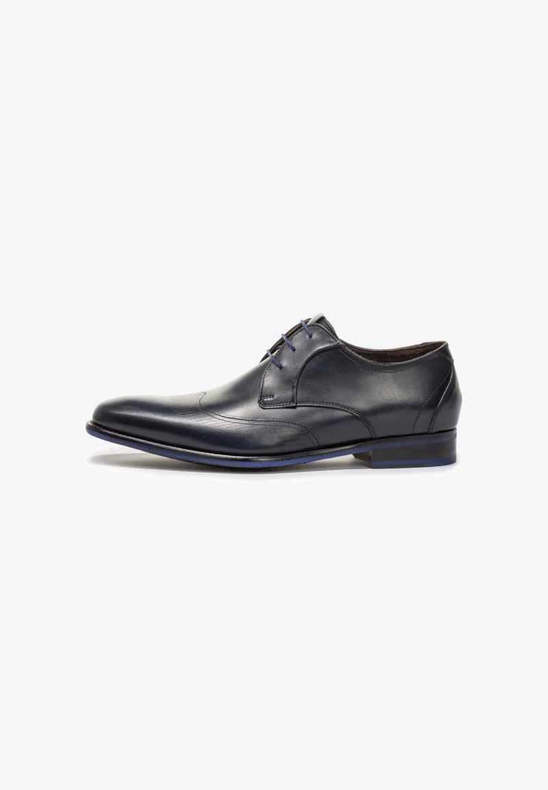 Scarpa da uomo in pelle nera con un design elegante, punta arrotondata e cuciture sottili. Presenta dettagli blu sui lacci e sulla suola. Tacco piatto.