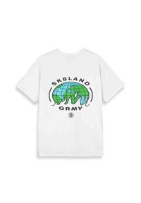 Camiseta blanca de manga corta con un gráfico de un globo verde y azul con el texto "SK8LAND" y "GRMY" en negro a su alrededor.