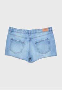 Pantalones cortos de mezclilla azul claro con dobladillo deshilachado, cinco presillas para cinturón, dos bolsillos traseros y una parche rectangular de cuero en la cintura.